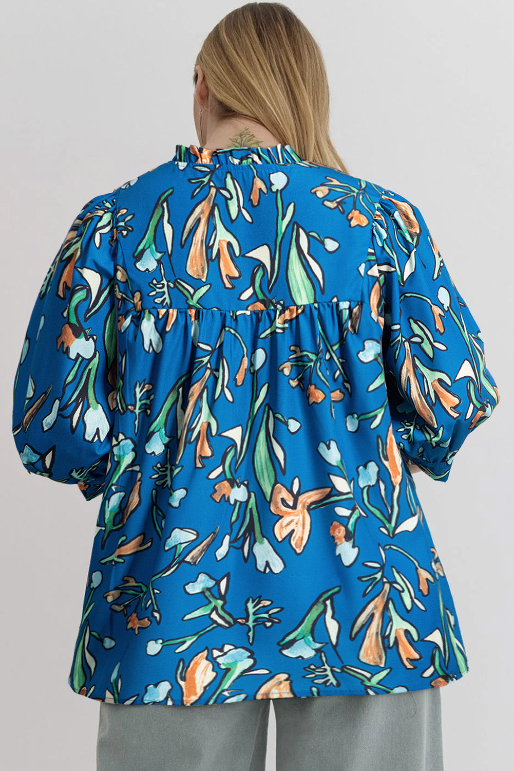 Blauwe bloemen ingekeed v nek halve mouw plus size blouse