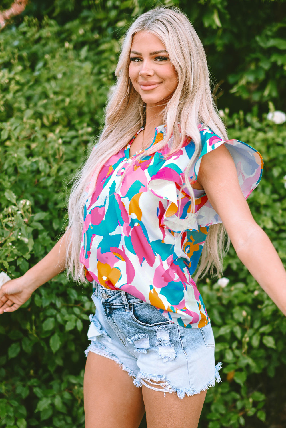Veelkleurige blouse met abstracte print en gekerfde hals en fladdermouwen