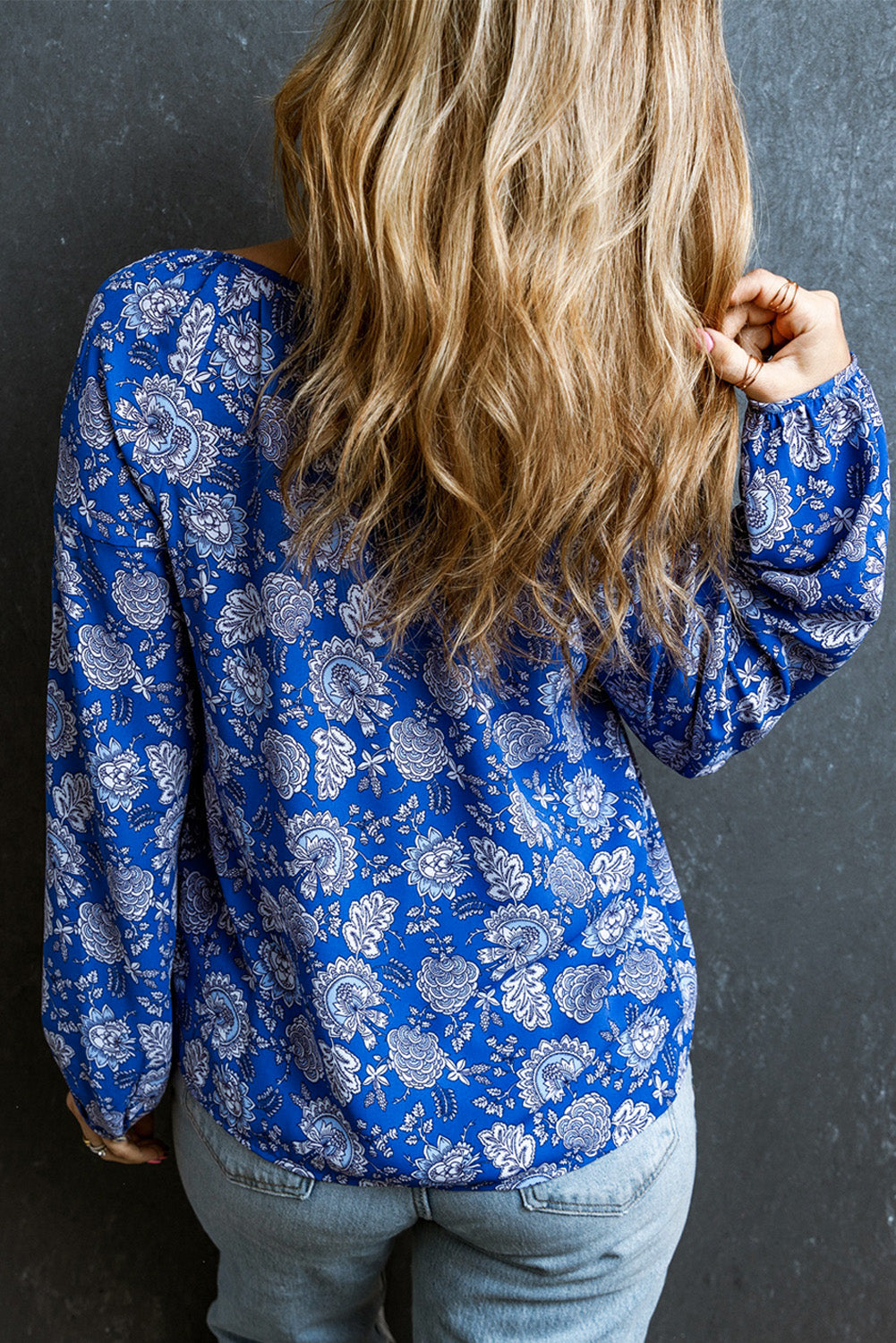 Blauwe blouse met ingekerfde V-hals en lange mouwen met bloemen