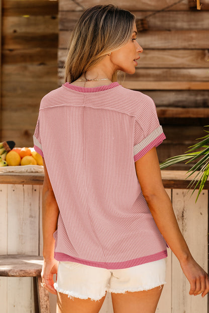 Lichtroze T-shirt met ronde hals en contrasterende rand