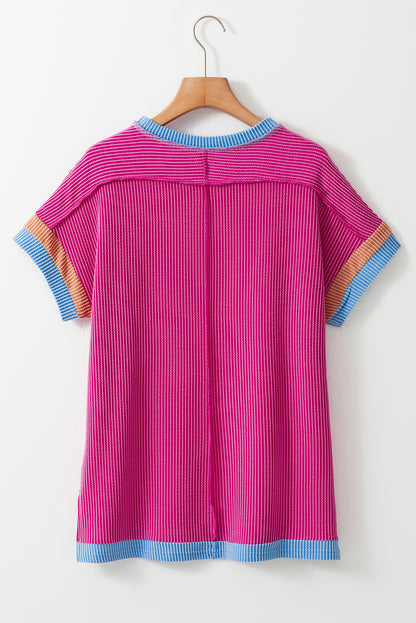 Felroze T-shirt met contrasterende rand en ronde hals