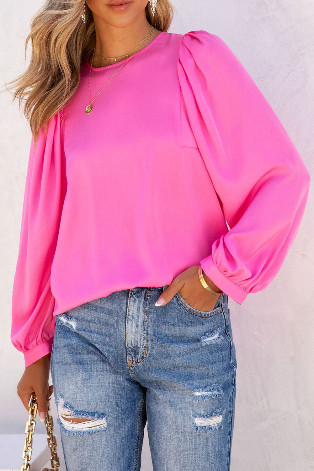 Roze satijnen blouse met ronde hals en lange mouwen