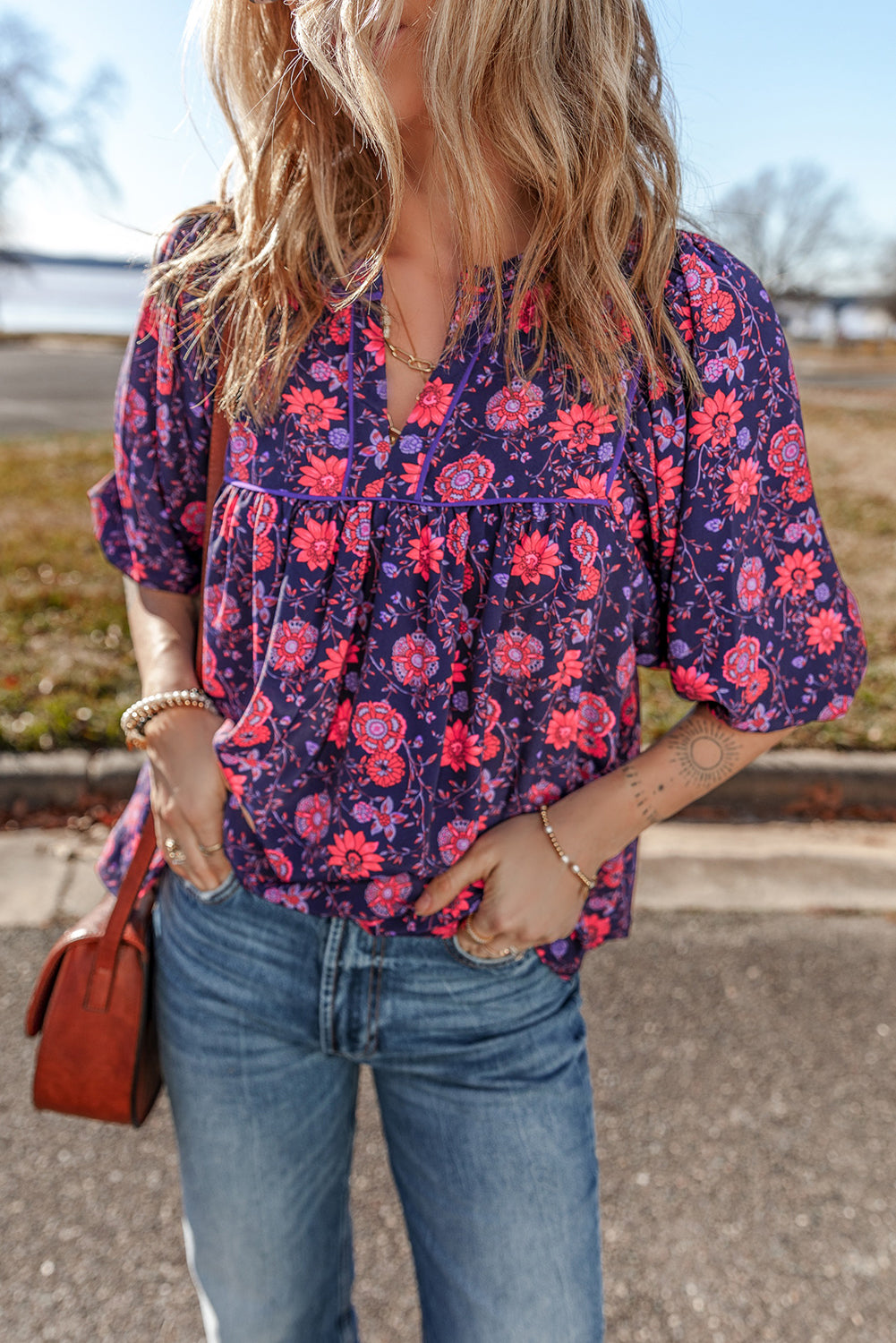 Paarse bloemen halve mouw splithals blouse top
