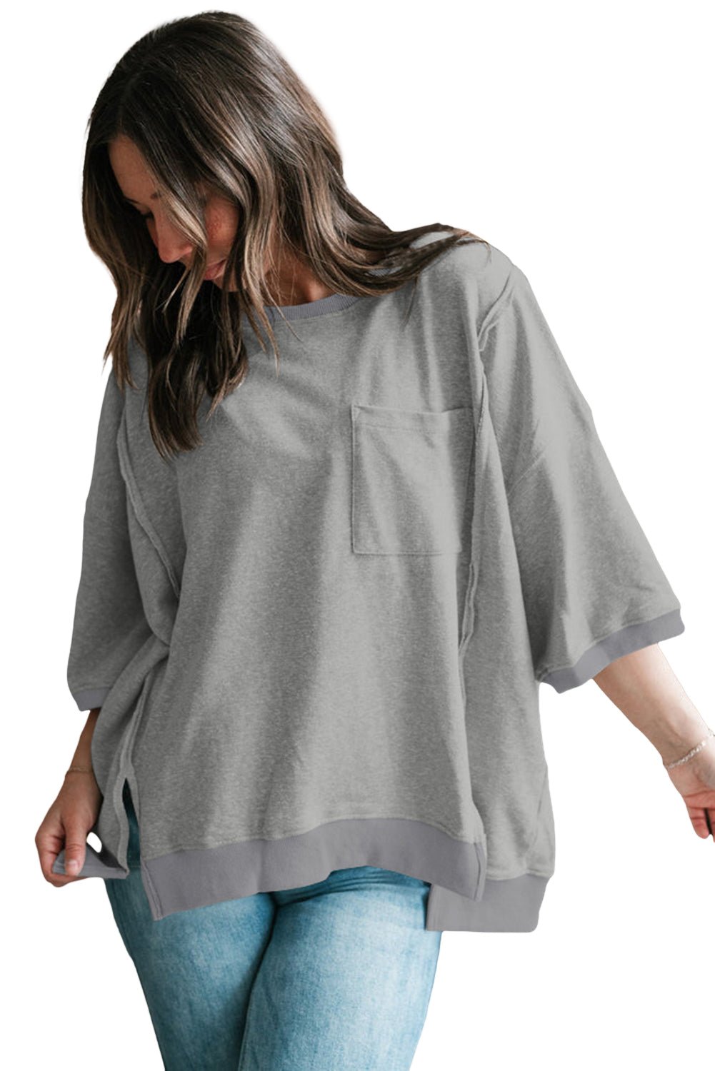 Lichtgrijs los T-shirt met zichtbare naad en borstzak