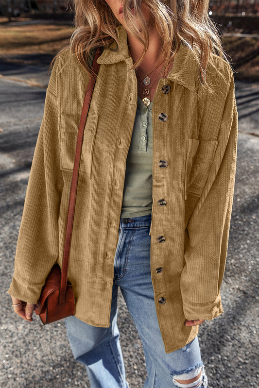 Licht Franse beige gepatchte pocket button up corduroy shacket