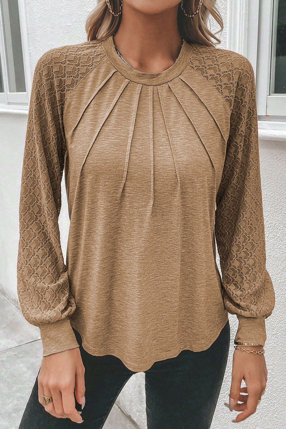 Licht Frans beige contrasterende kanten top met raglanmouwen en ronde hals