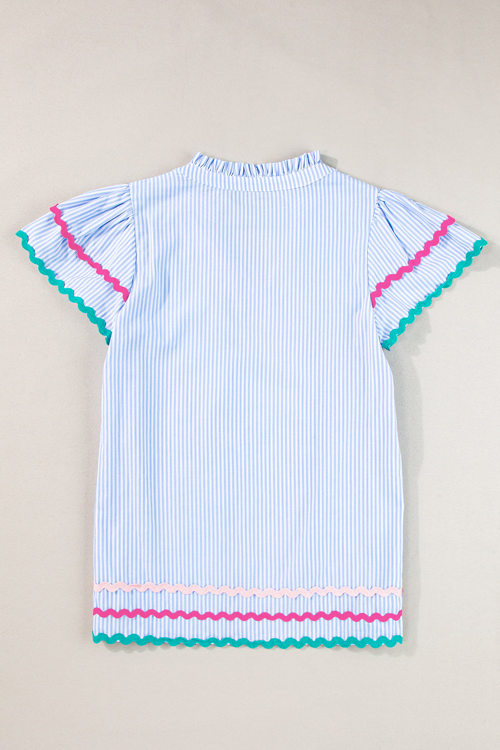 Hemelsblauwe gestreepte Ricrac-afwerking, splithals, gestreepte blouse met ruches aan de mouwen