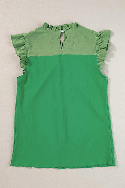 Heldergroene tweekleurige blouse met ruches en fladdermouwen