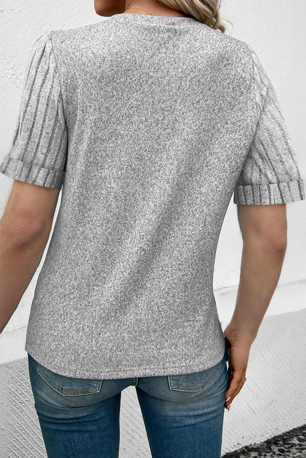 Grijs geribbeld T-shirt met ronde hals en gesplitste mouwen