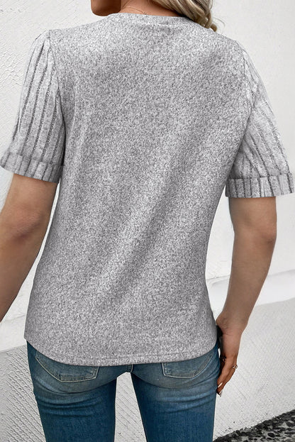 Grijs geribbeld T-shirt met ronde hals en gesplitste mouwen