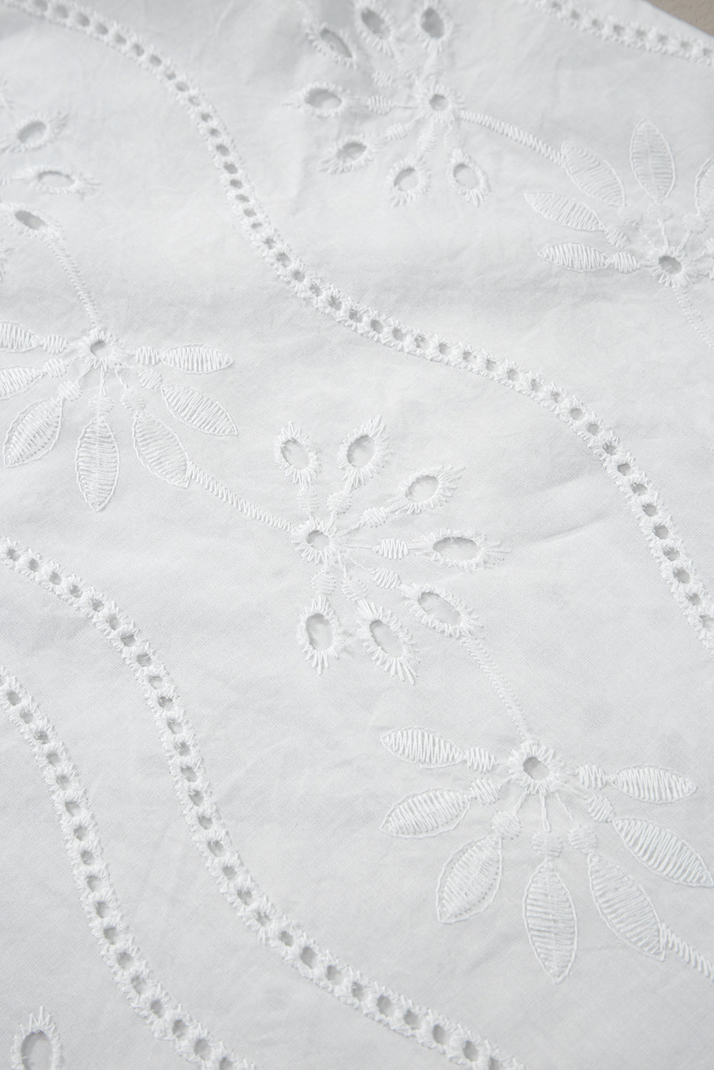 Witte tanktop met geknoopte bandjes en V-hals met borduurmotief