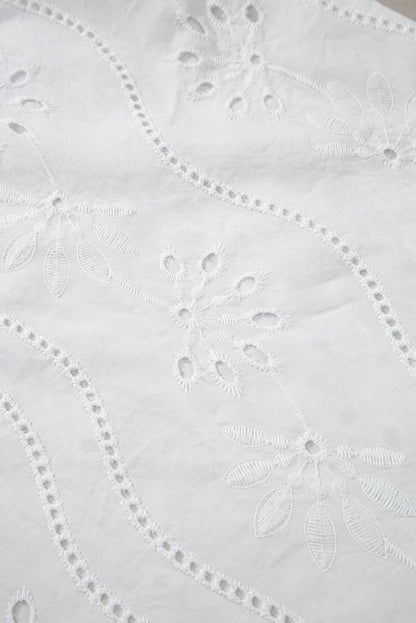 Witte tanktop met geknoopte bandjes en V-hals met borduurmotief
