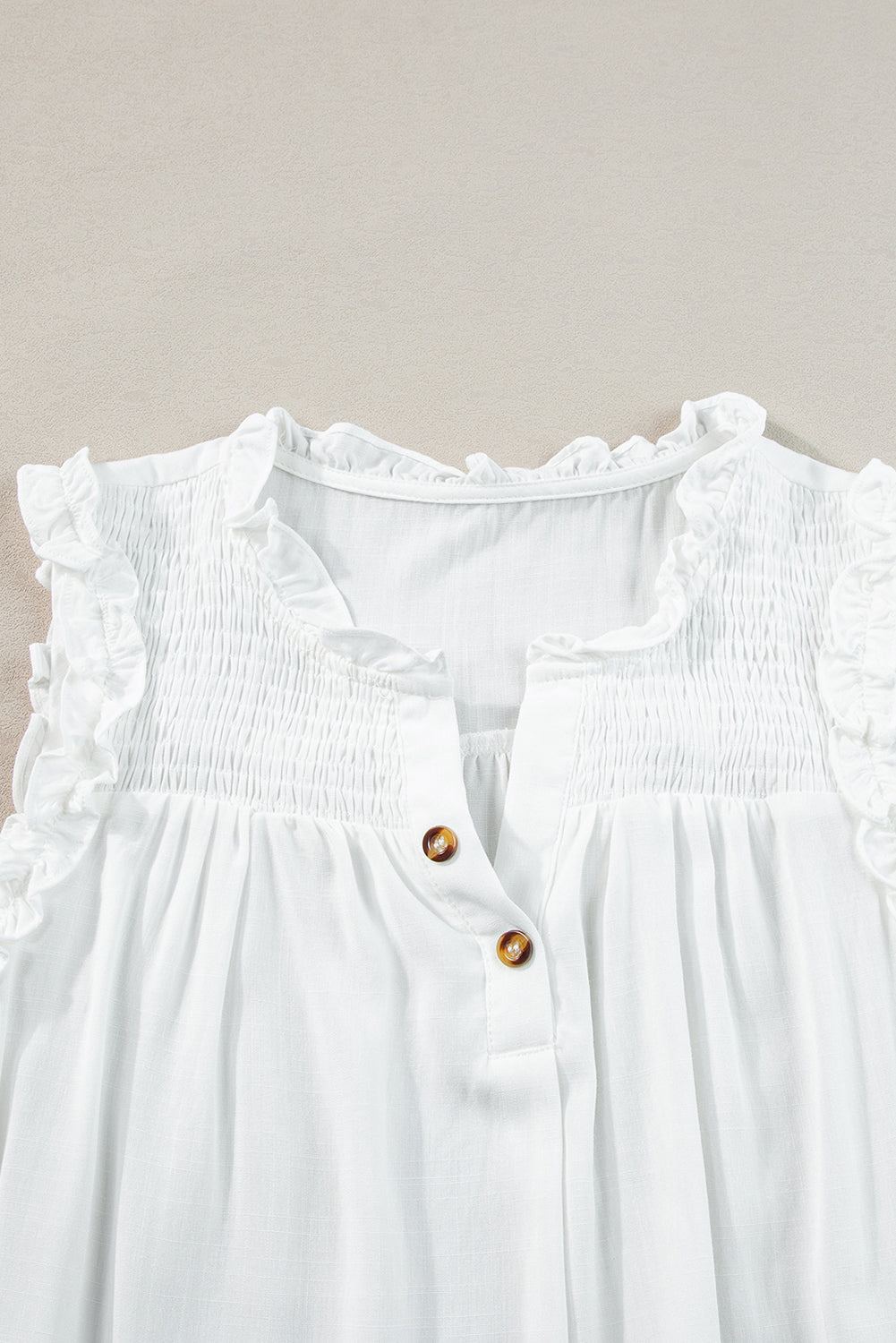 Witte tanktop met splithals en ruches