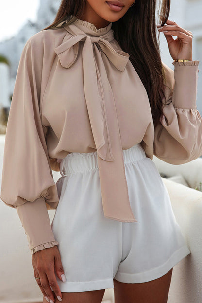 Kaki blouse met geknoopte nephals en bisschopsmouwen met ruches