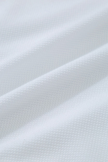 Wit asymmetrisch badpak met ruches en strikband in de taille