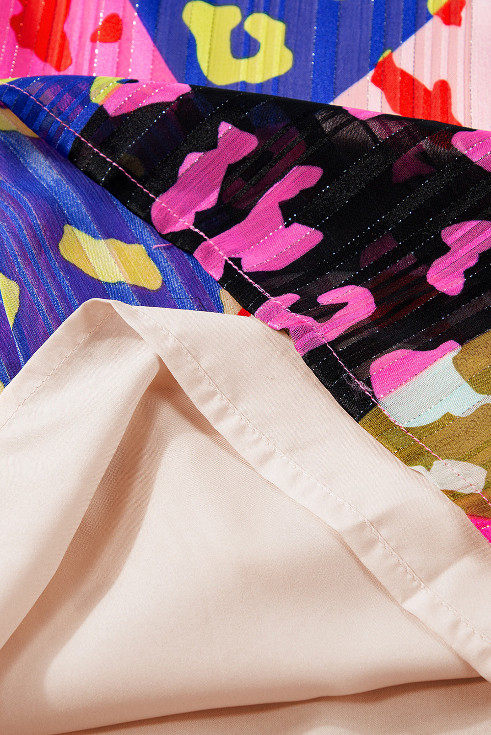 Gekreukte blouse met roze luipaardmouwen en v-hals
