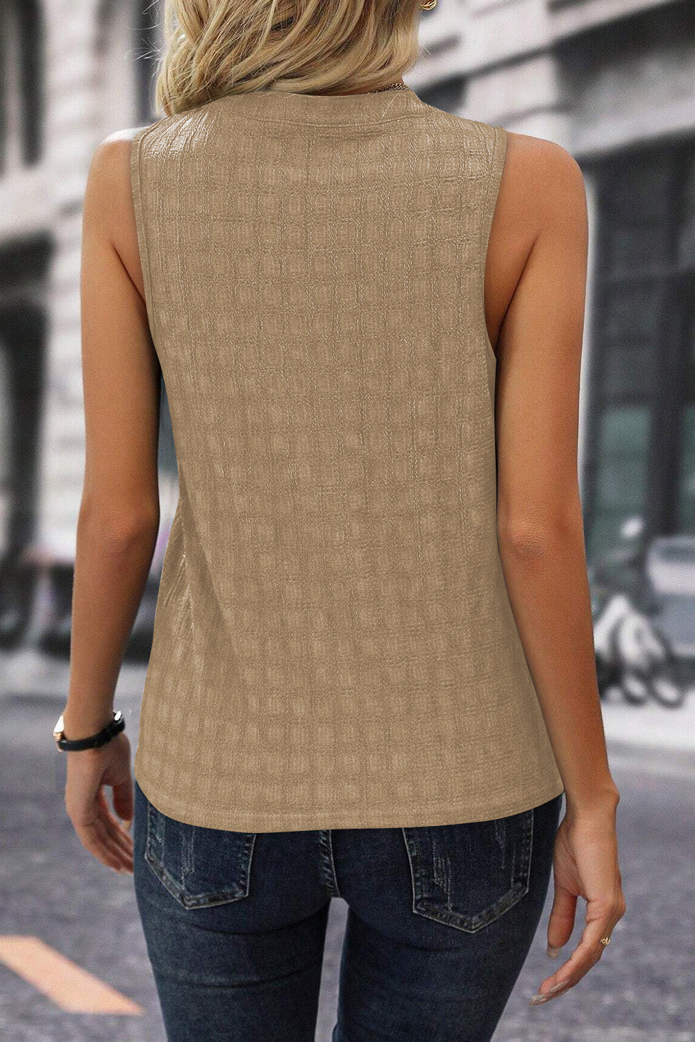 Licht Frans beige tanktop met splithals en roosterstructuur