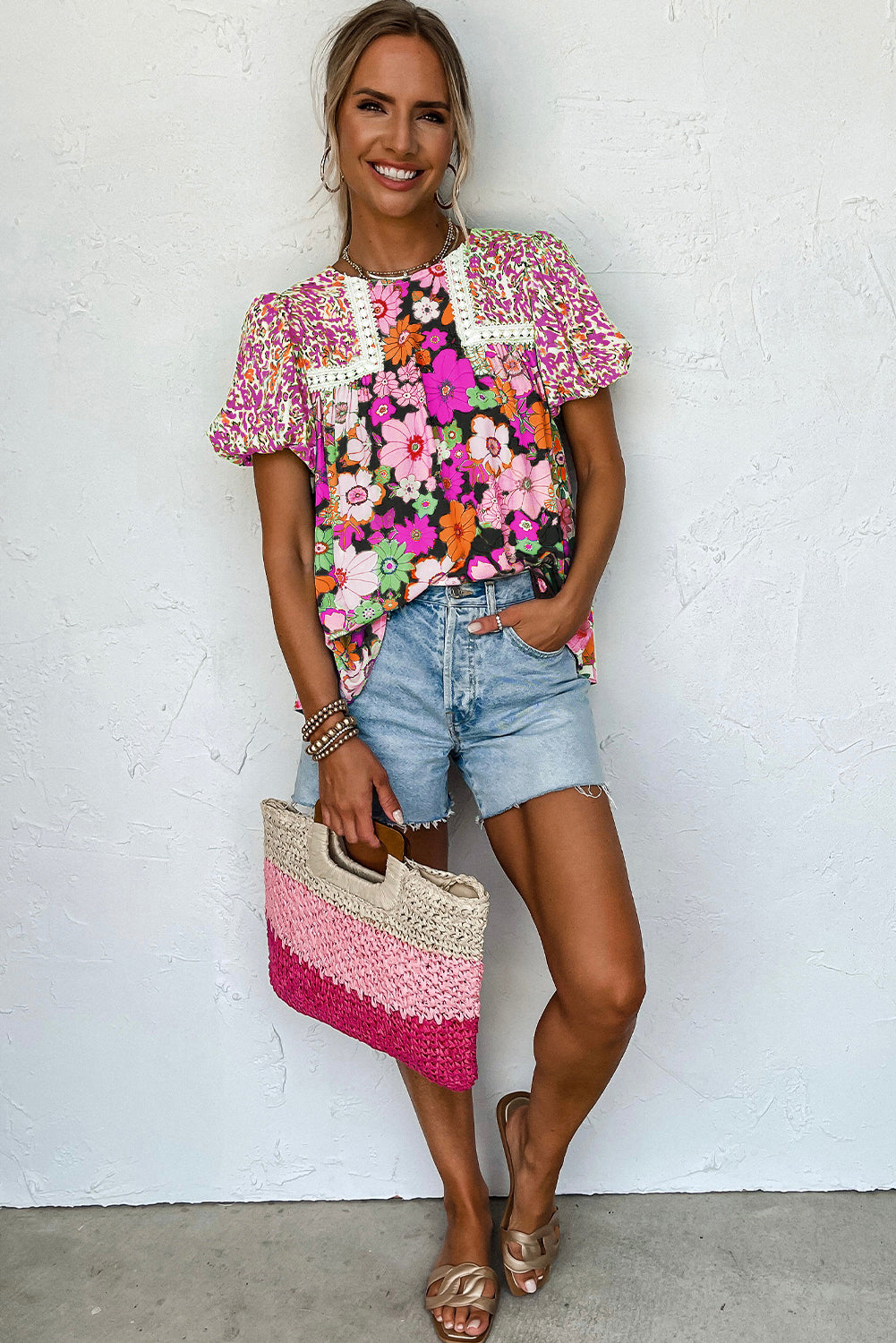 Rozerode blouse met kanten rand en bloemenprint met bubbelmouwen