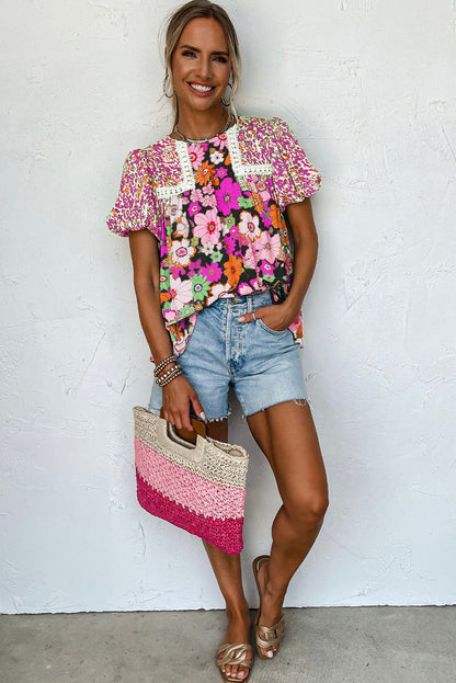 Rozerode blouse met kanten rand en bloemenprint met bubbelmouwen