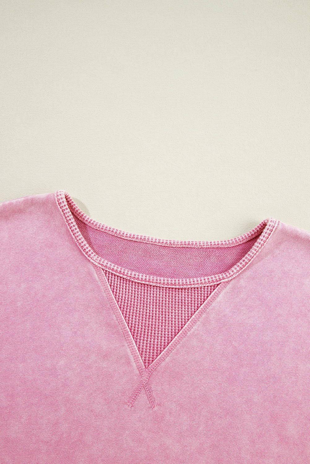 Aardbeienroze sweatshirt met lage schouder en minerale wassing