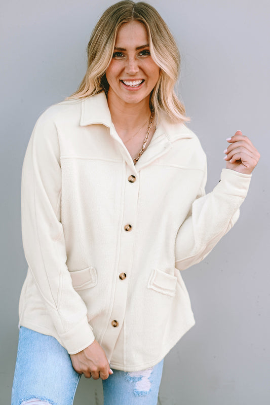 Beige gestikte zak met knoopsluiting en onafgewerkte zoom