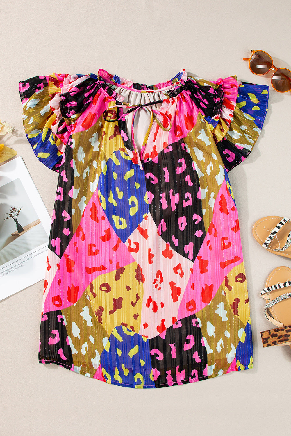 Gekreukte blouse met roze luipaardmouwen en v-hals