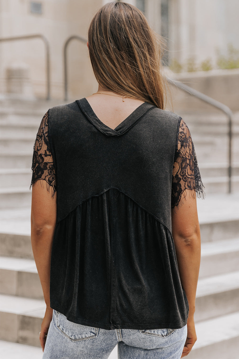 Zwarte babydoll-top met kanten mouwen en V-hals en ruches