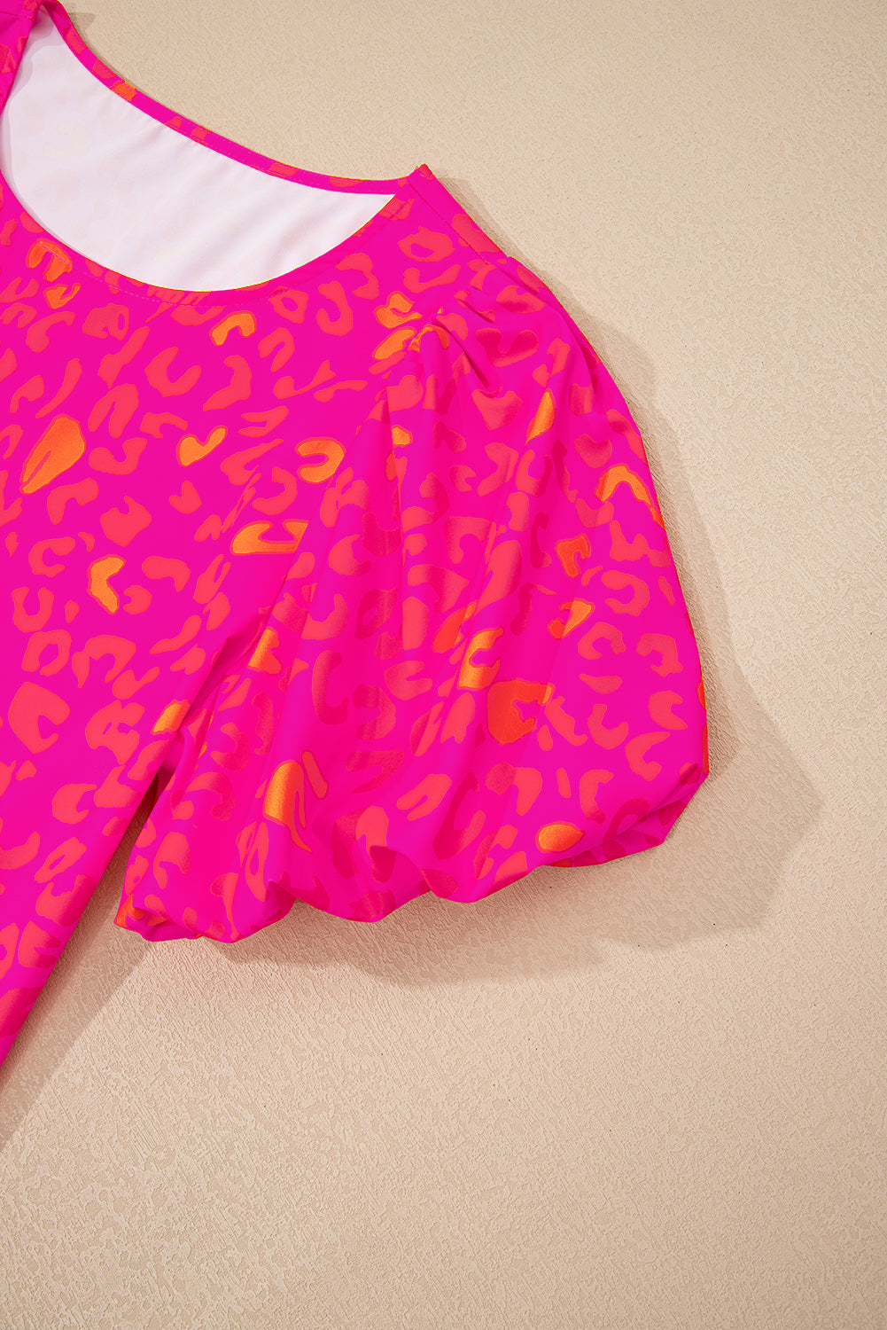 Top met roze luipaardprint en pofmouwen
