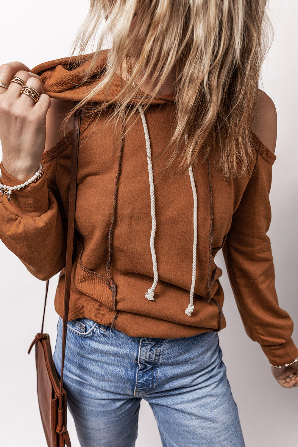 Zwart blootgestelde naad koude schoudertrekking hoodie