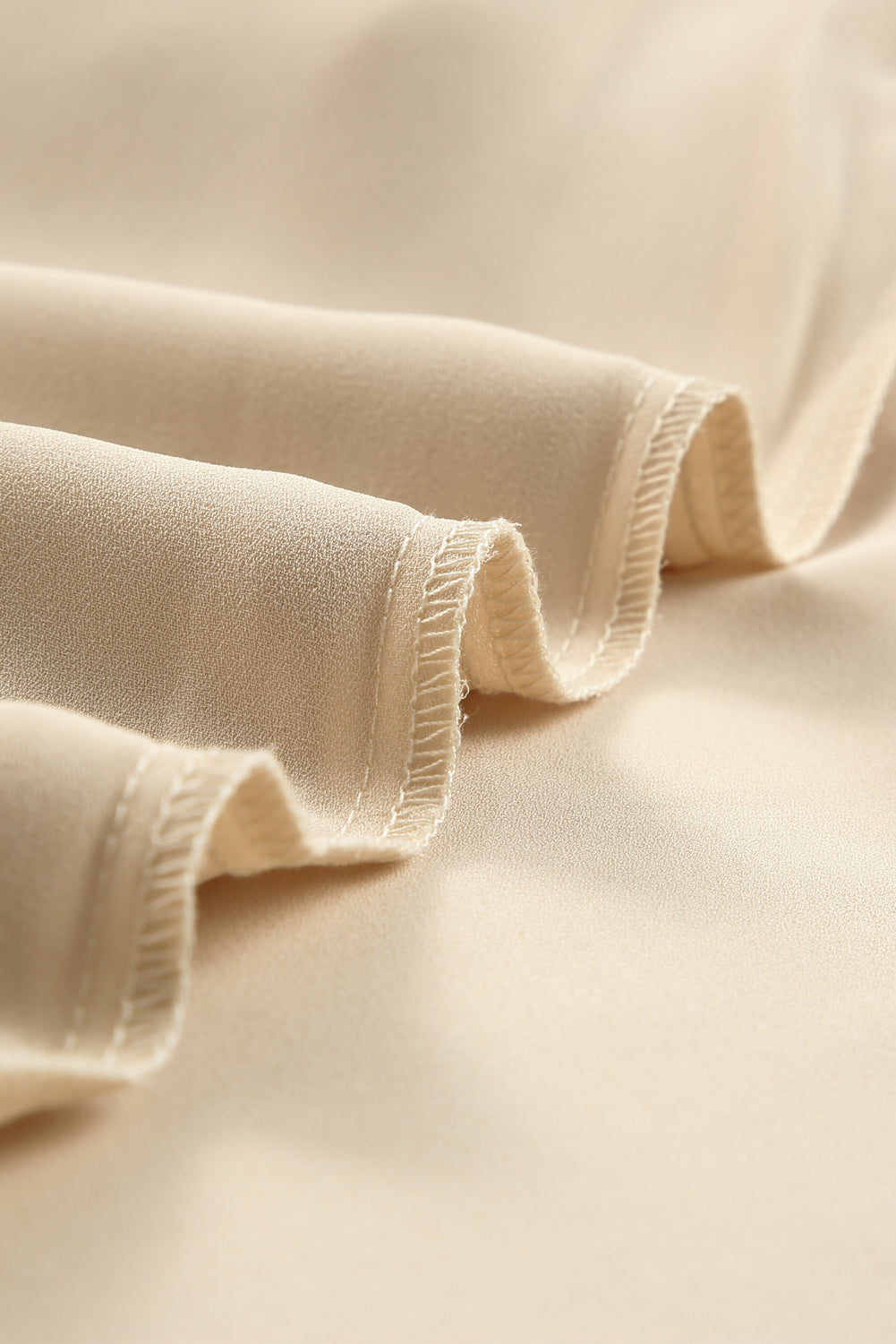 Beige blouse met gespleten hals en luipaardmesh met bubbelmouwen