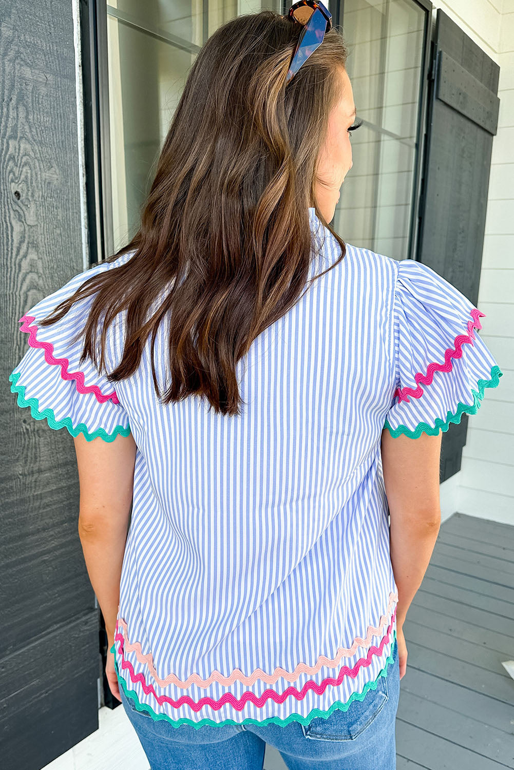Hemelsblauwe gestreepte Ricrac-afwerking, splithals, gestreepte blouse met ruches aan de mouwen