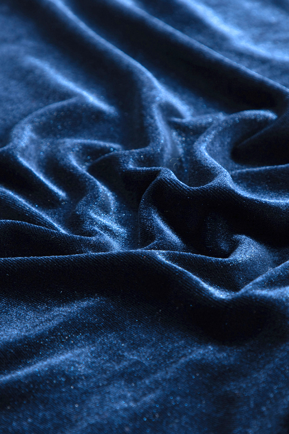 Marineblauwe fluwelen blouse met nephals en pofmouwen