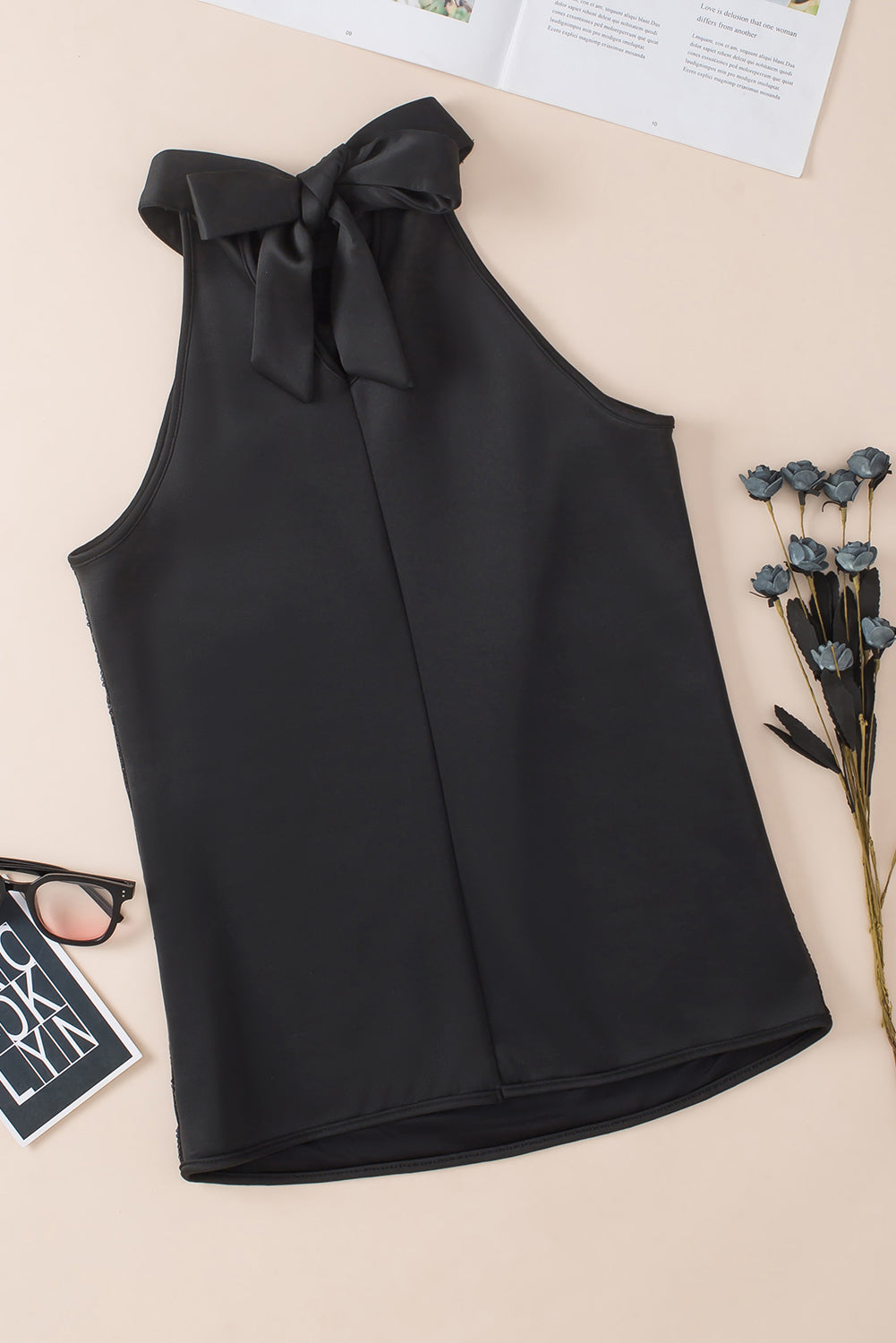 Zwarte tanktop met sleutelgat en lovertjes op de rug