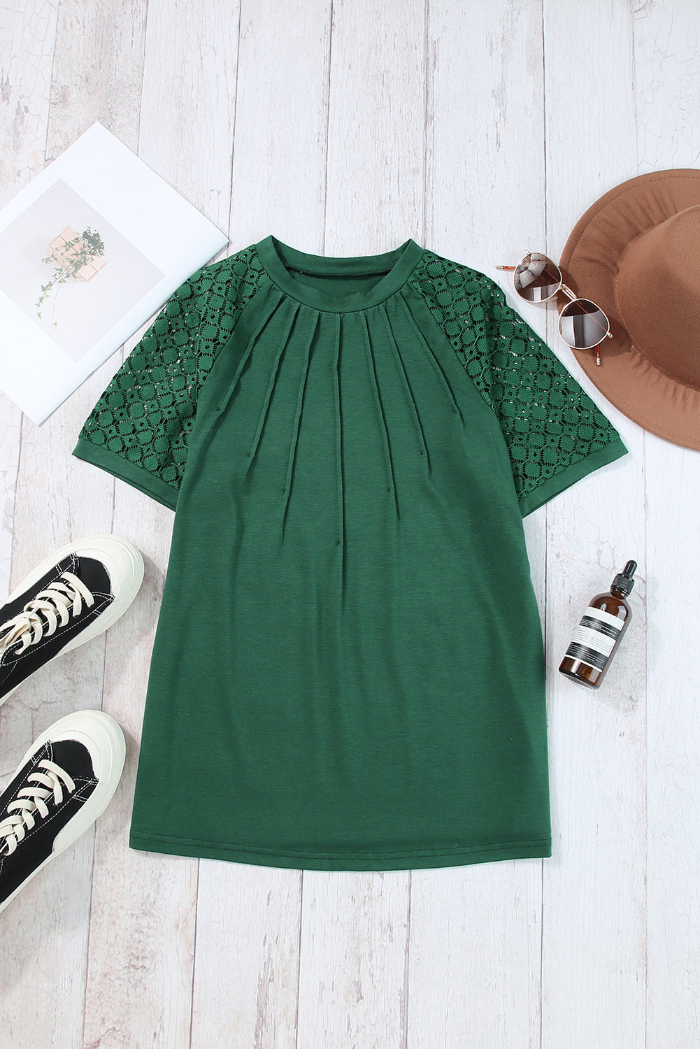 Zwartachtig groen T-shirt met contrasterende kanten raglanmouwen en gefelst detail