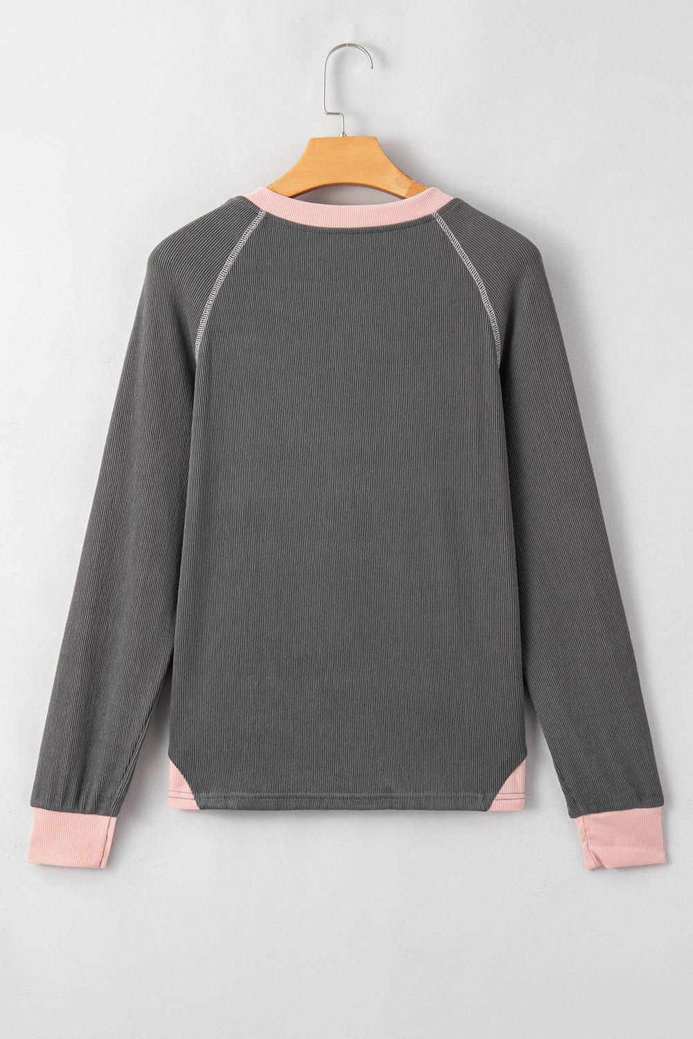 Koolstofgrijze Henley-top met contrasterende stiksels