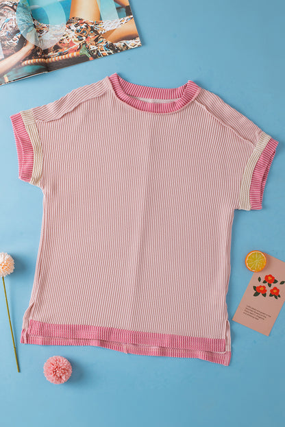Lichtroze T-shirt met ronde hals en contrasterende rand