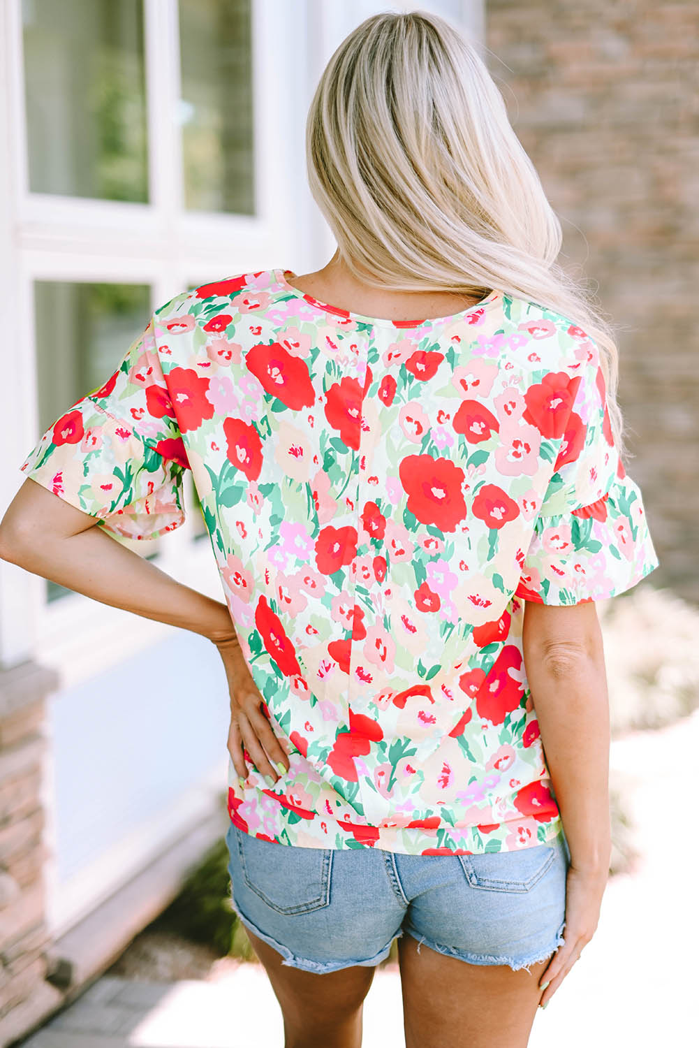 Vurige rode bloemenprint gegolfde blouse met korte mouwen en V-hals