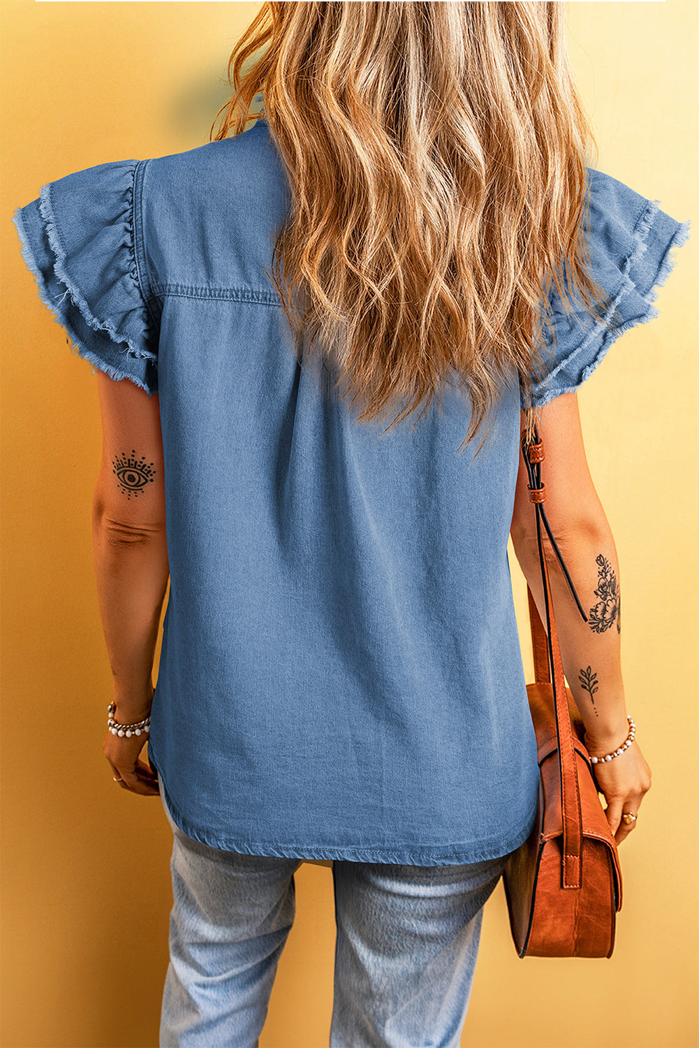 Ashleigh blauwe gegolfde denim top met knopen aan de voorkant en ruches