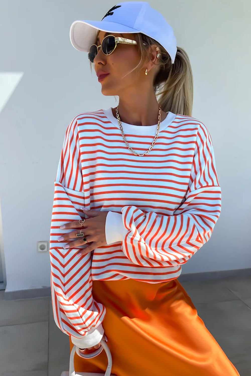 Oranje gestreept los sweatshirt met lage schouder en ronde hals