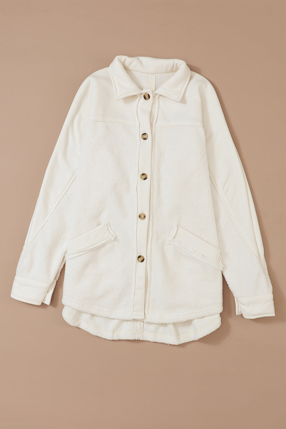 Beige gestikte zak met knoopsluiting en onafgewerkte zoom