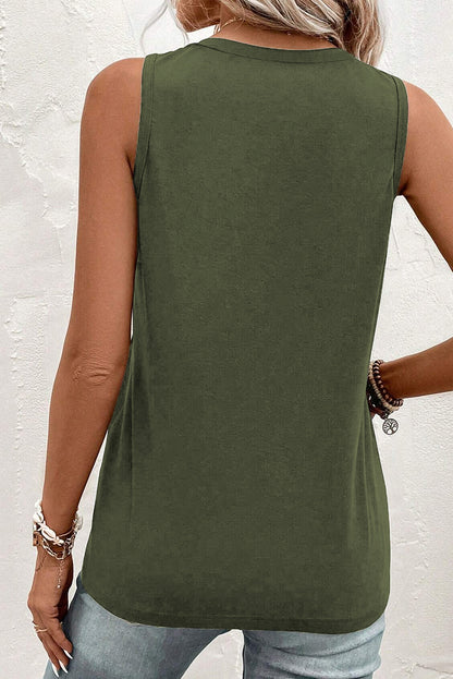 Junglegroene tanktop met opgestikte zak en halve knopen met V-hals
