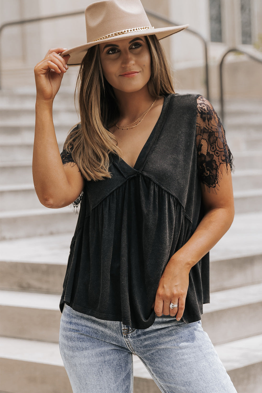 Zwarte babydoll-top met kanten mouwen en V-hals en ruches