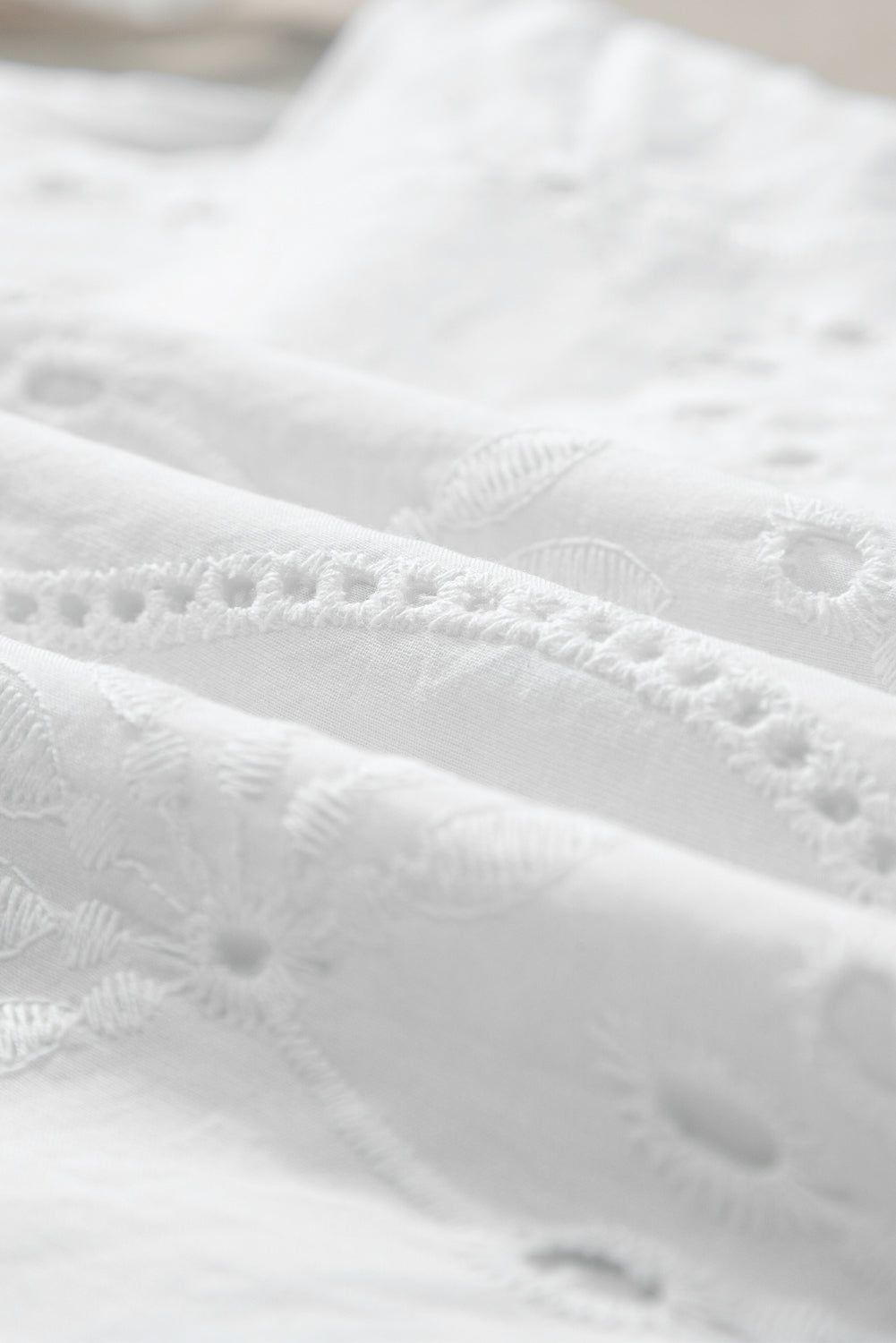 Witte tanktop met geknoopte bandjes en V-hals met borduurmotief