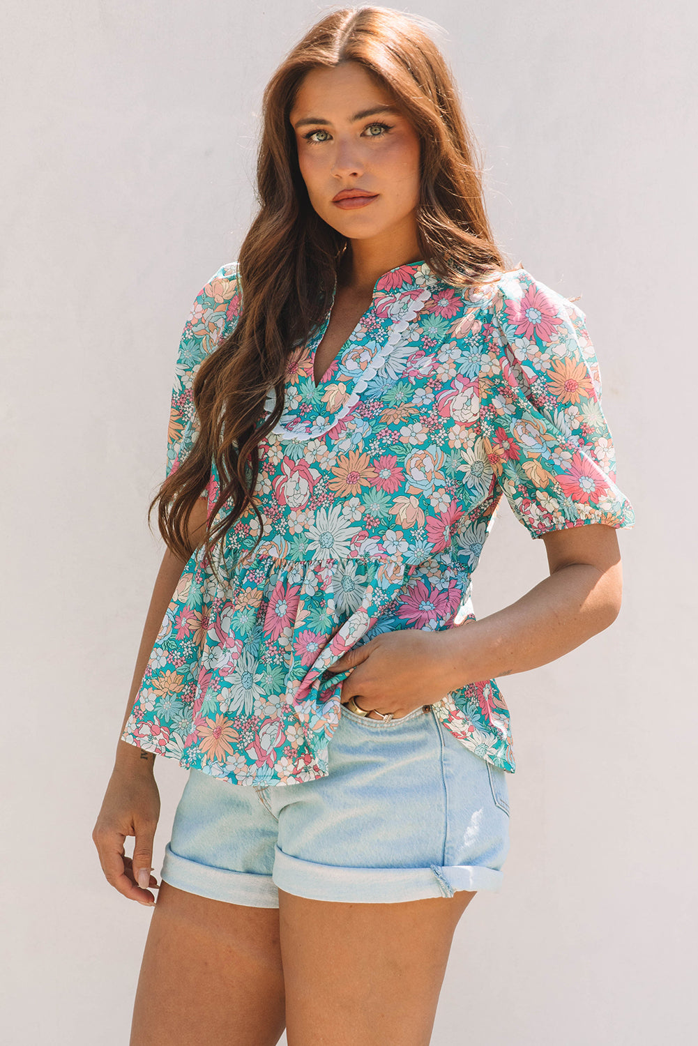 Veelkleurige bloemenblouse met ingekeepte hals en korte mouwen