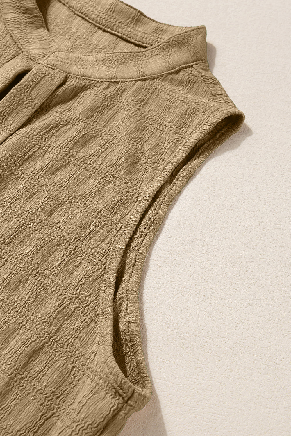 Licht Frans beige tanktop met splithals en roosterstructuur