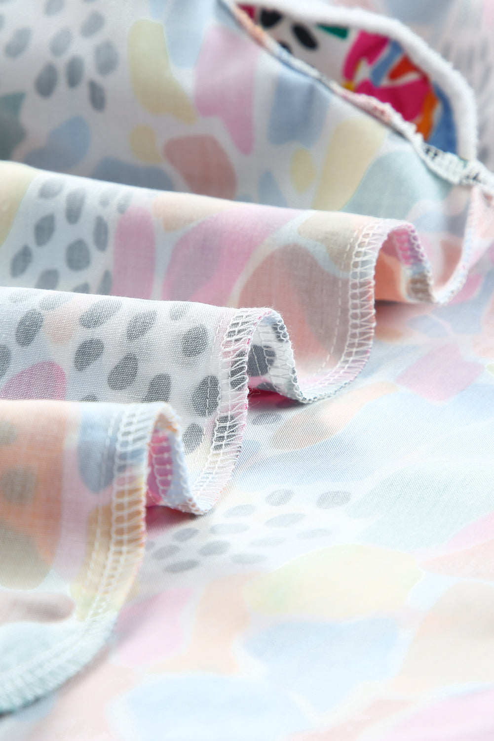 Top met hoge hals en fladdermouwen met veelkleurige abstracte print