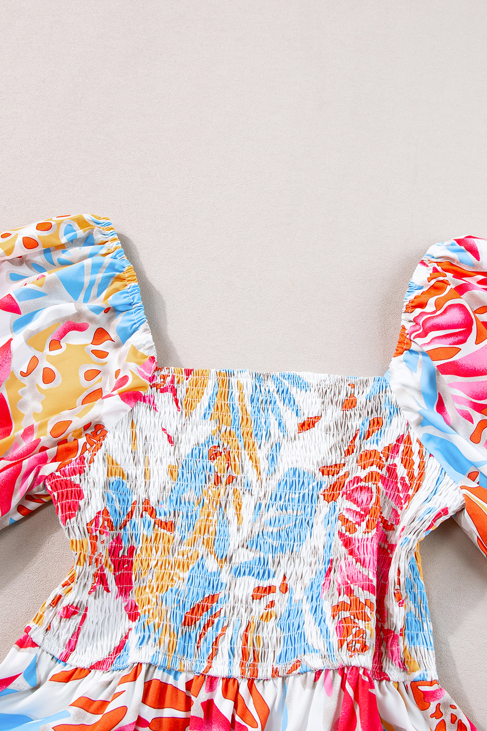 Rozerode maxi-jurk met gesmokt lijfje en pofmouwen met tropische print