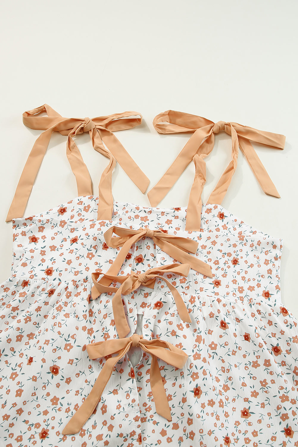 Witte babydoll-tanktop met gebonden schouder en bloemenprint