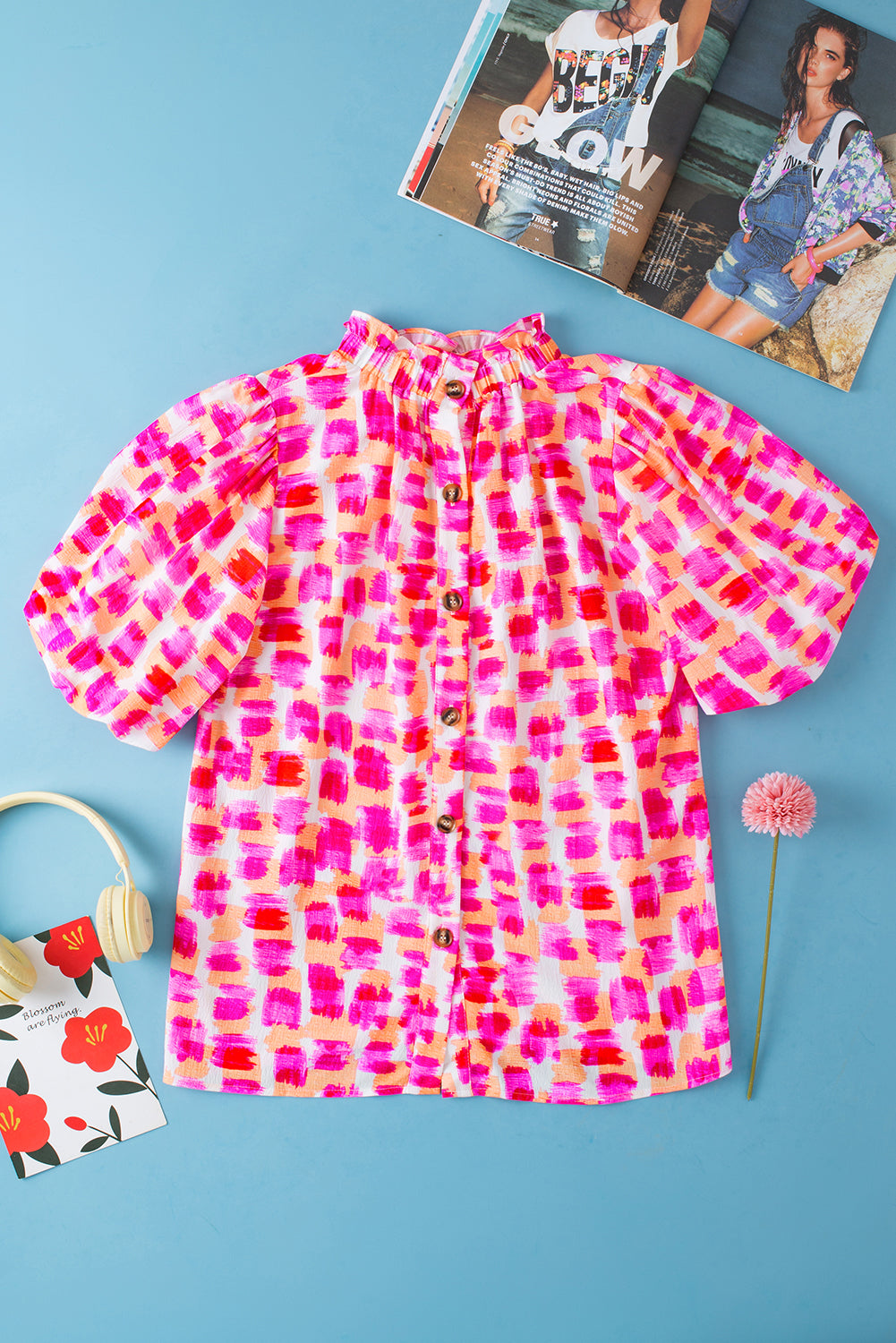 Roze blouse met abstracte print en knoopsluiting op de rug met ruches en hoge hals