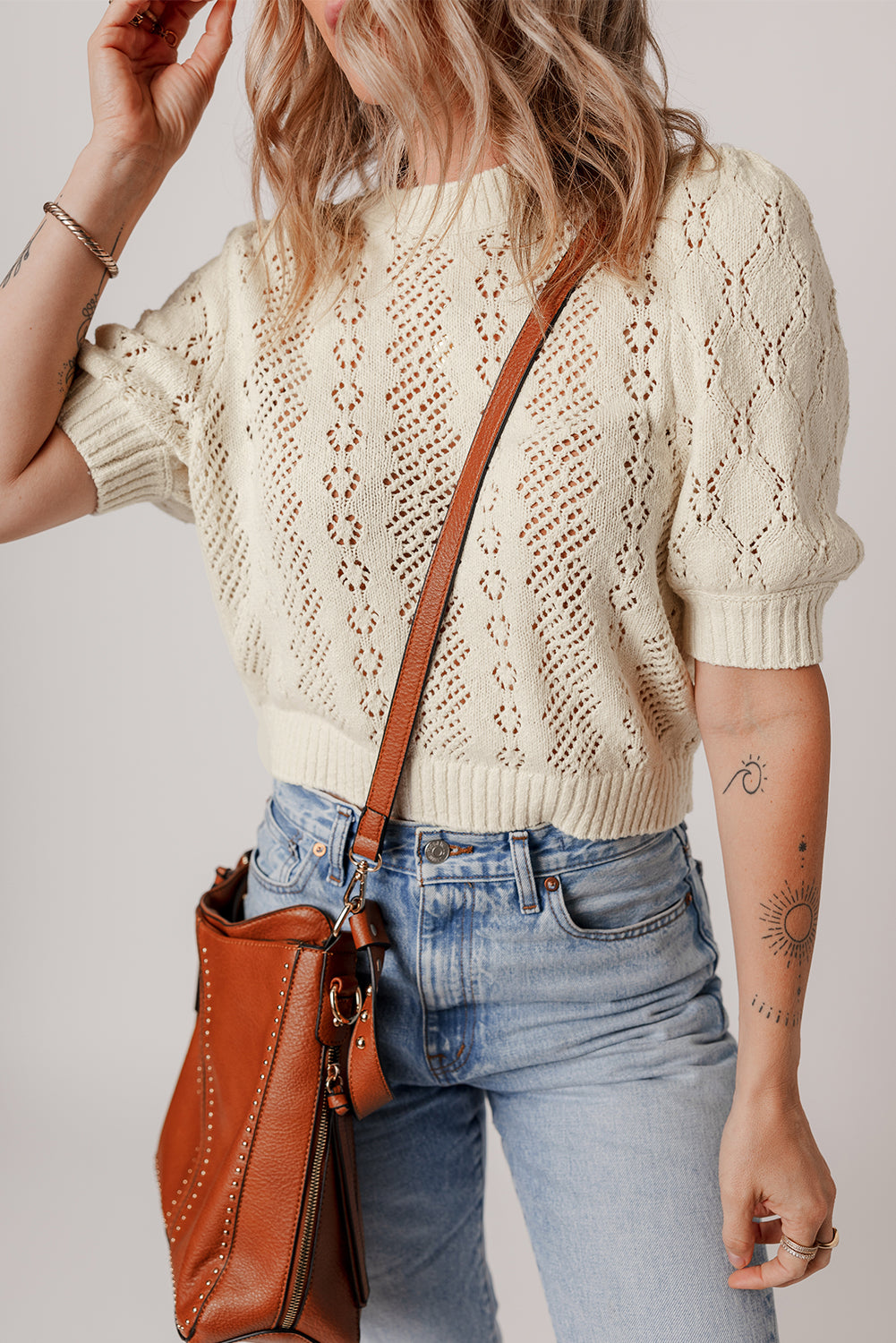 Beige uitgehold patroon gebreide korte puff mouw trui